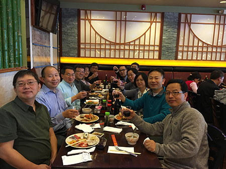 下届SAPA会长刘建博士（左），，，，，米乐YY易游新泽西客户总监王建锋博士（右5）等专家碰杯庆佳节