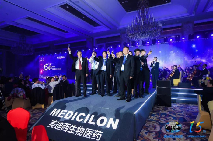 米乐YY易游CEO陈春麟携高管团队敬酒