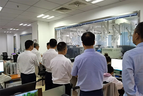 陈博士向导杨副市长一行人旅行了米乐YY易游规范化的先进实验室，，，，，，，，解说了药物临床前的研发和IND申报流程。。。。。