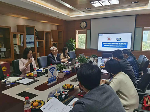 米乐YY易游首席执行官陈春麟博士，，，，，商务生长部副总裁蔡金娜博士等人热情接待了金能明书记一行。。。。。。。