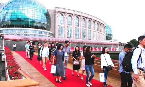 晚宴伊始，，，，，，，前来加入晚宴的嘉宾们纷纷踏上红毯，，，，，，，前往码头